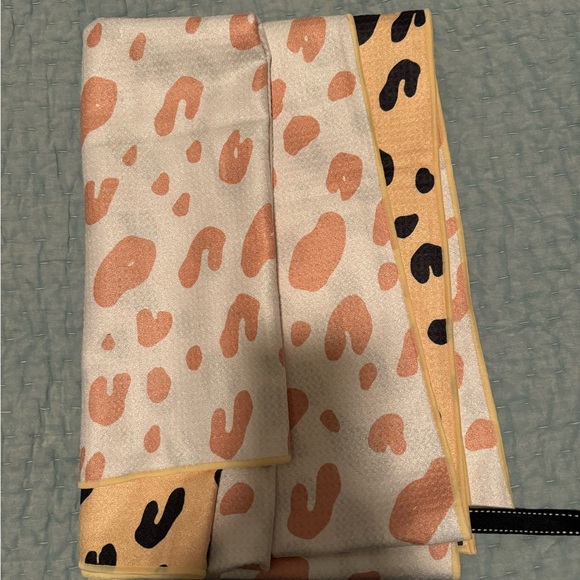 Fighting Eel waffle beach towel leopard. Pink tan. Brand new. - Picture 4 of 5